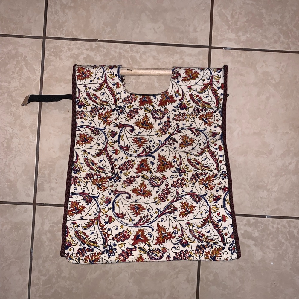 Floral vintage bag with wooden handles